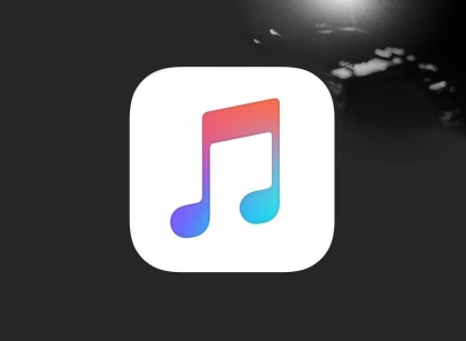 Apple Music z ciemnym motywem i zsynchronizowanymi tekstami piosenek